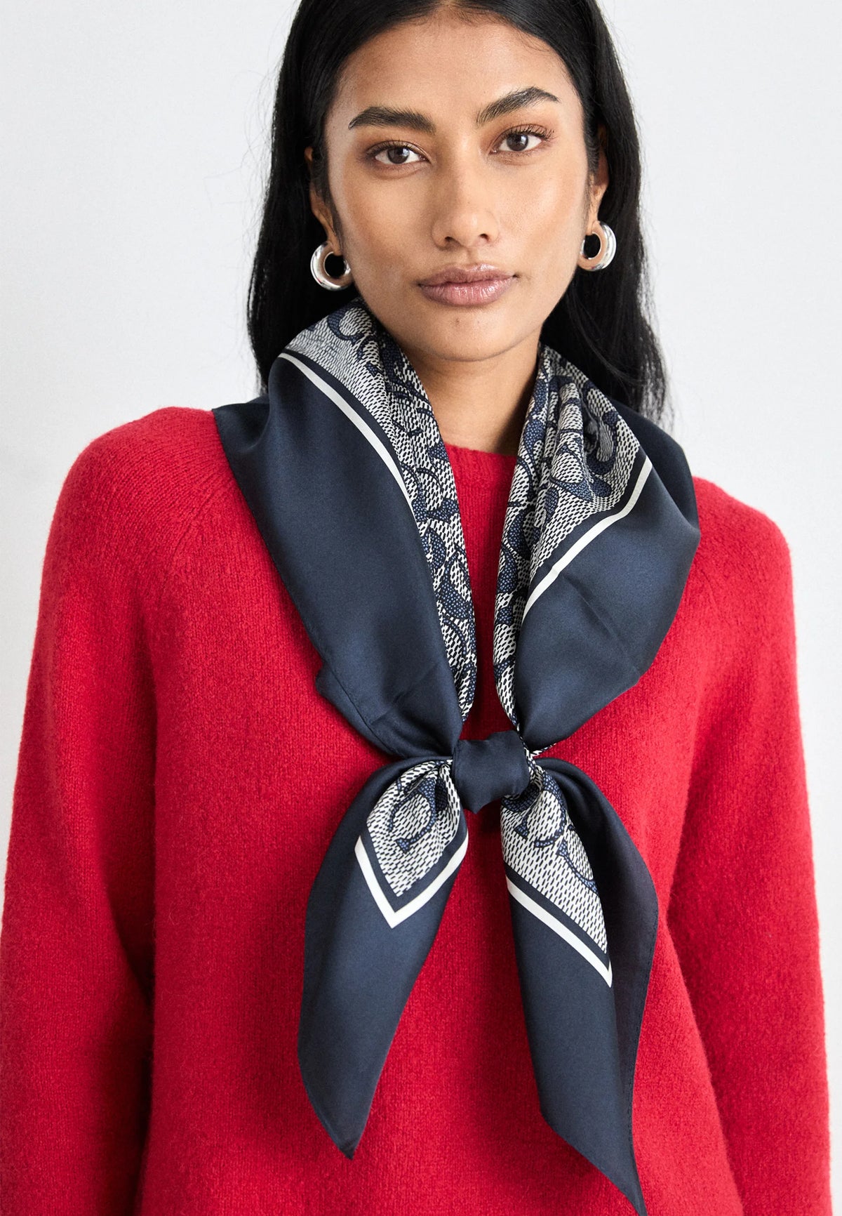 Foulard Textured Signature C — soie, midnight navy, Coach