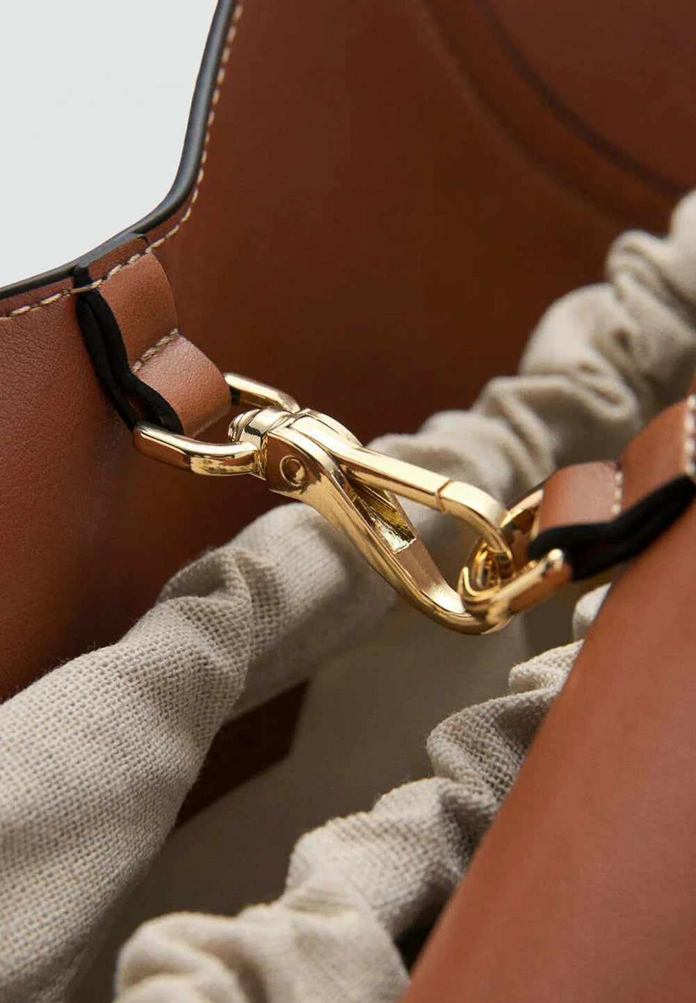 Sac à main Mango en brun, format moyen