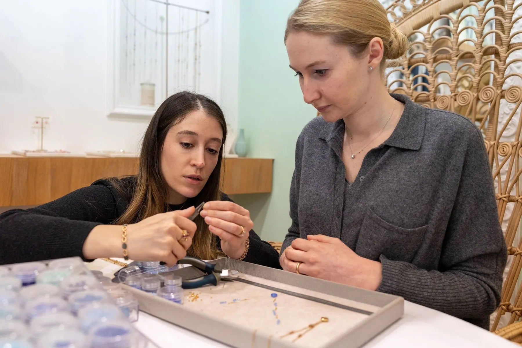 Créez votre collier semi-précieux avec Kelly et Agathe