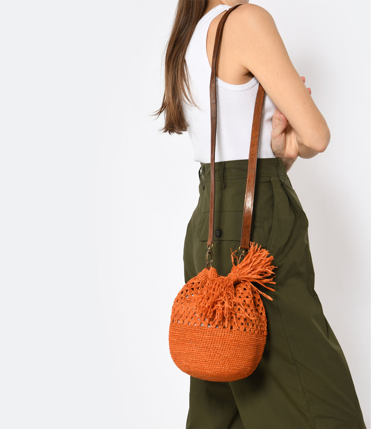 Sac bandoulière Haingo en raphia orange, Lulli sur la Toile