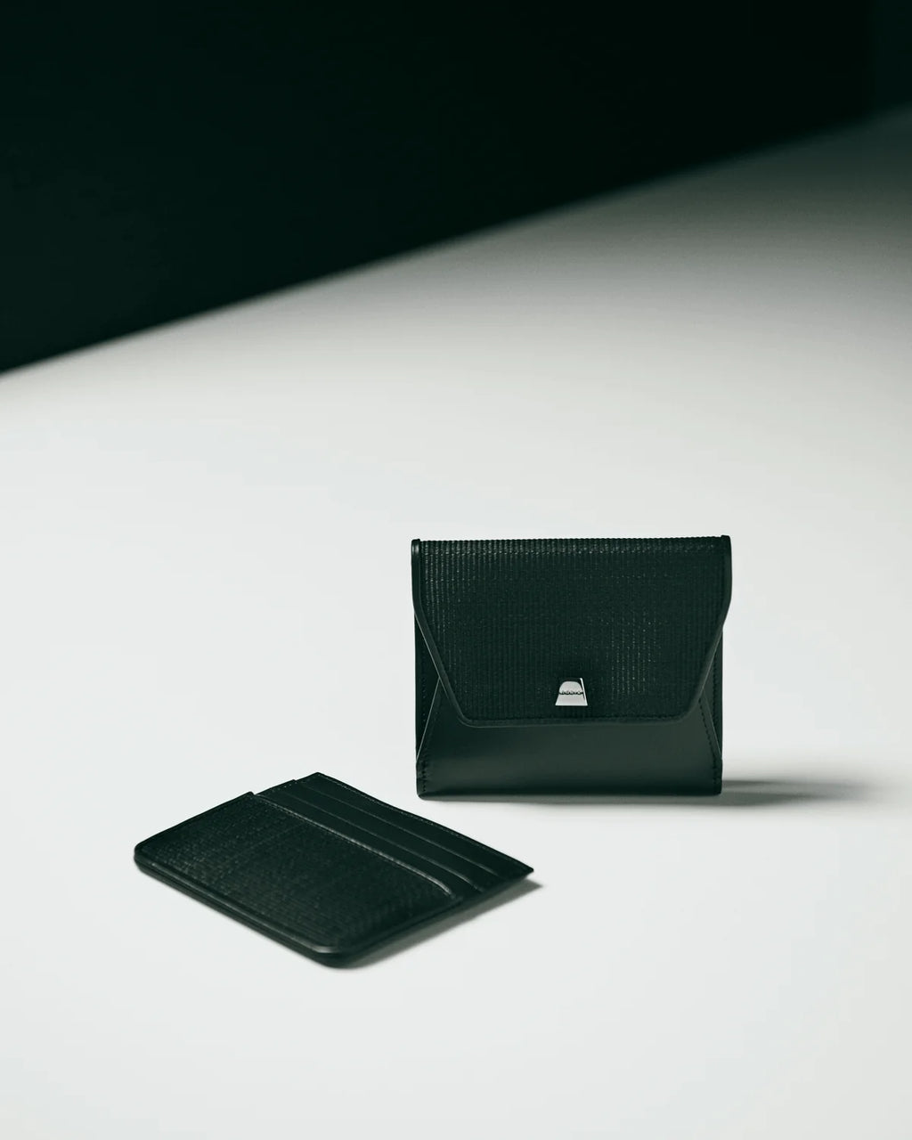 Compact Wallet en poil de cheval et cuir, noir — Akris