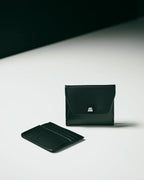 Compact Wallet en poil de cheval et cuir, noir — Akris