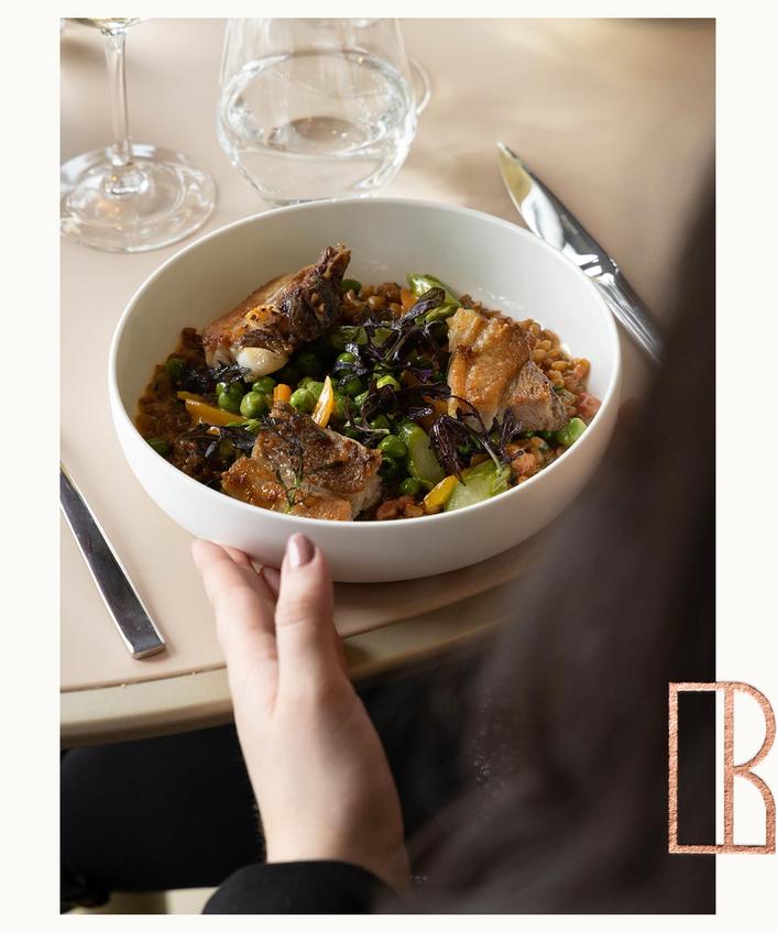 Une table Madame Brasserie, au pied de la tour Eiffel