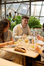 Une table Madame Brasserie, au pied de la tour Eiffel