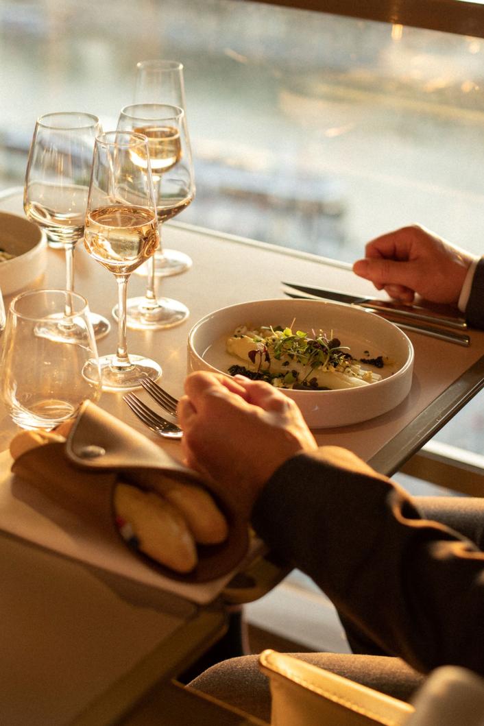 Une table Madame Brasserie, au pied de la tour Eiffel